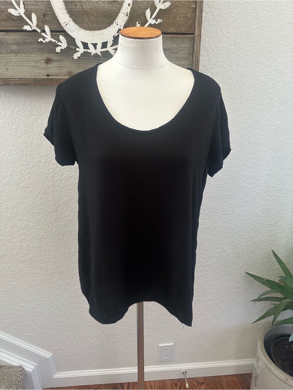 Cloth & Stone Classic Black Scoop Neck Women’s Top size M NWT